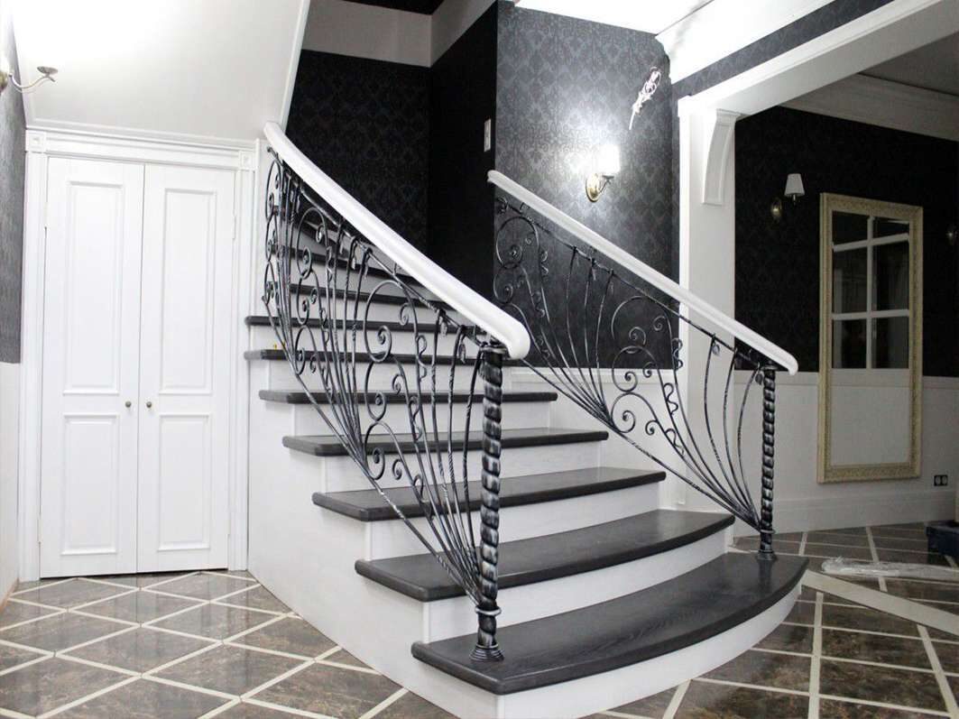 Белая лестница с серыми ступенями фото